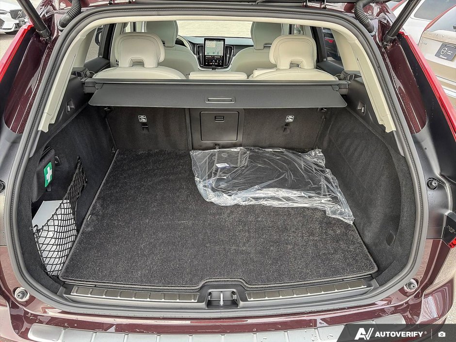 2026 Volvo XC60 Ultra Dark Theme-8