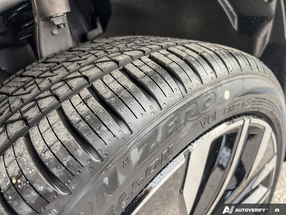 2026 Volvo XC60 Ultra Dark Theme-10