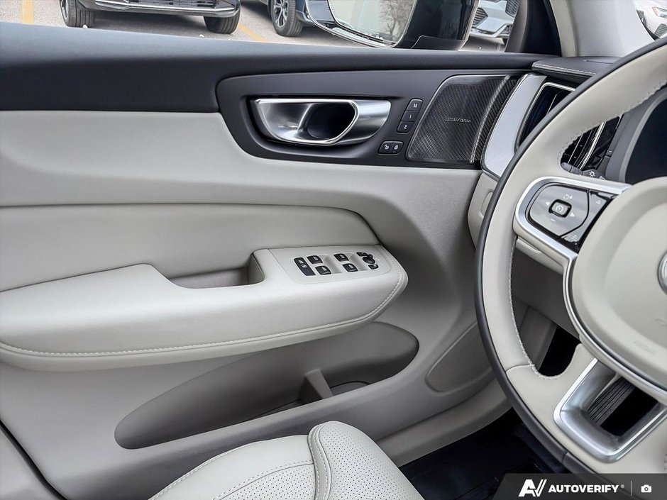 2026 Volvo XC60 Ultra Dark Theme-17