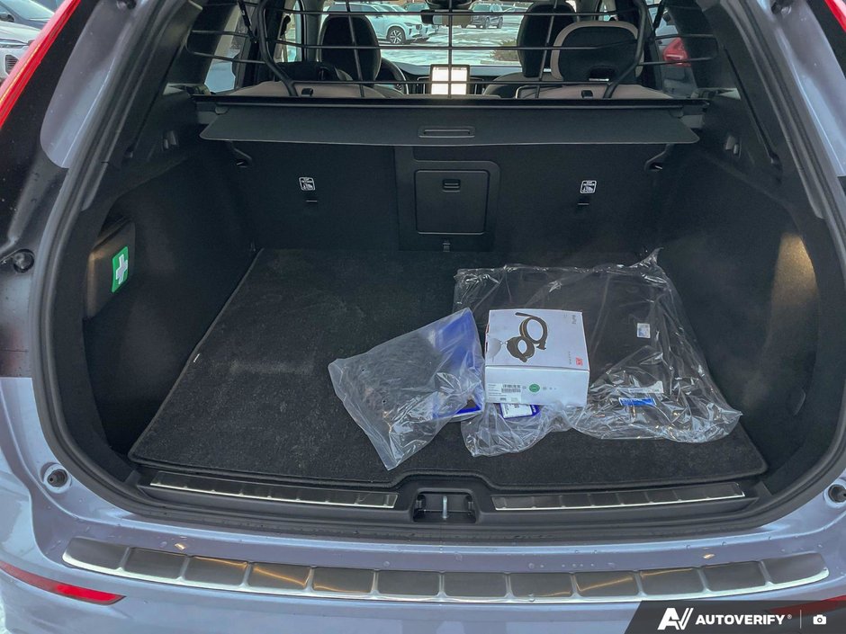 2026 Volvo XC60 Plus Dark Theme-8