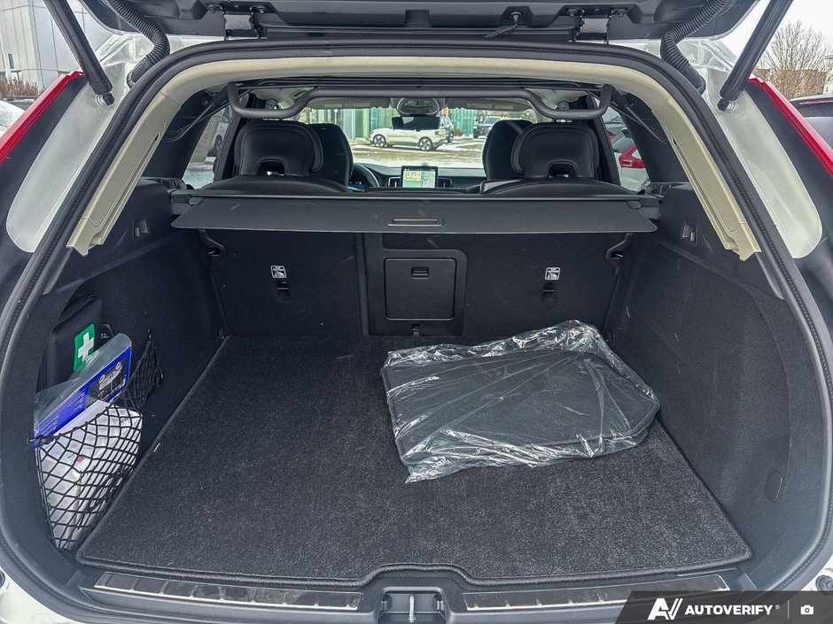 2026 Volvo XC60 Ultra Dark Theme-8