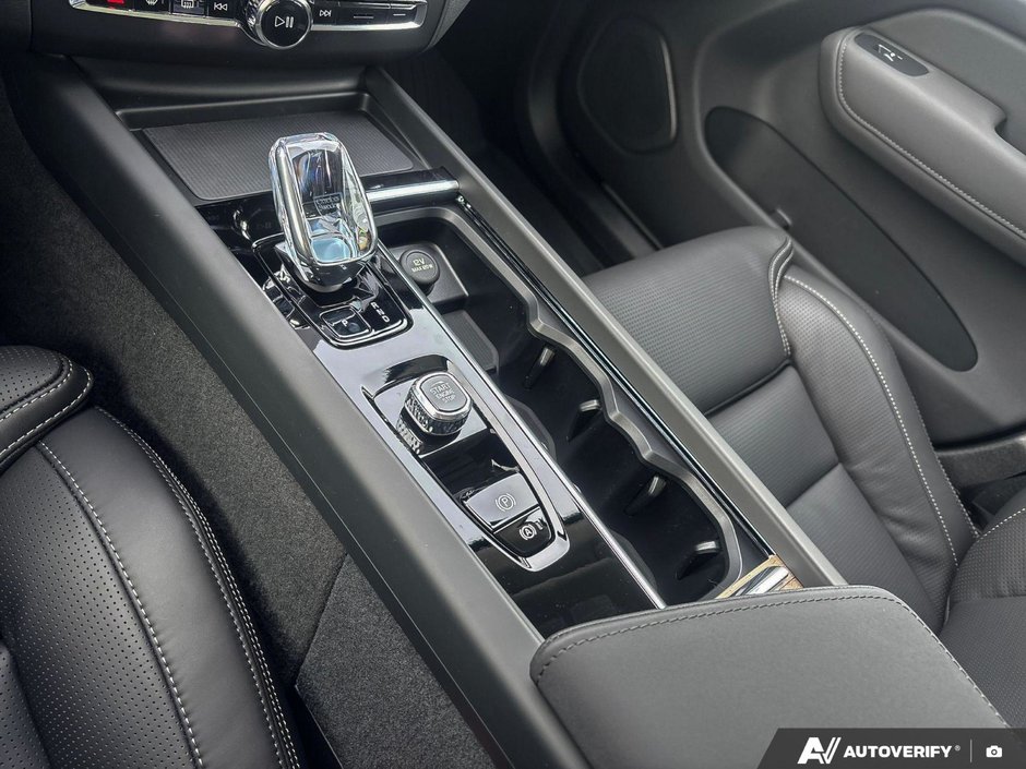 2026 Volvo XC60 Ultra Dark Theme-18