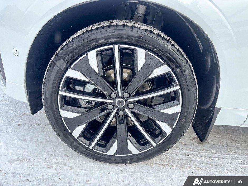 2026 Volvo XC60 Ultra Dark Theme-8