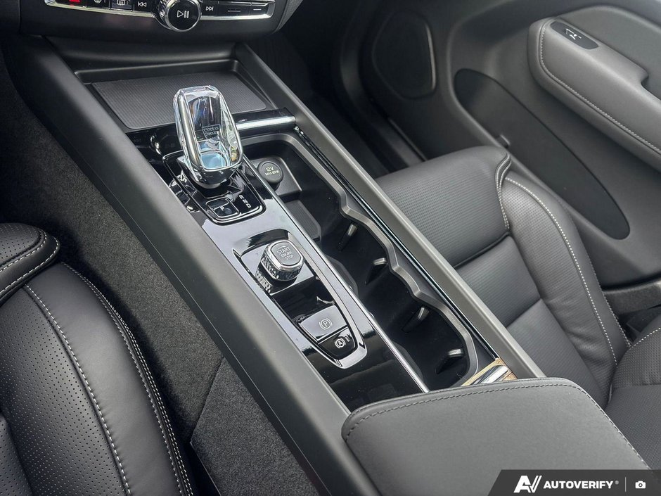 2026 Volvo XC60 Ultra Dark Theme-17