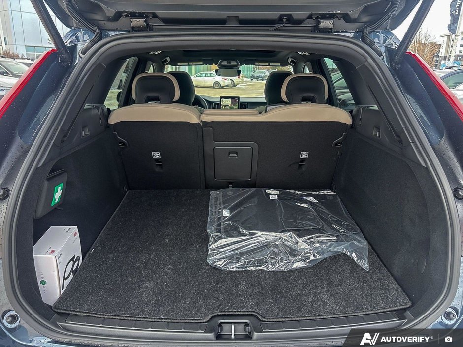 2026 Volvo XC60 Core Dark Theme-8