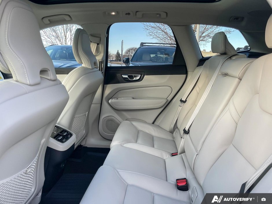 2026 Volvo XC60 Ultra Dark Theme-23