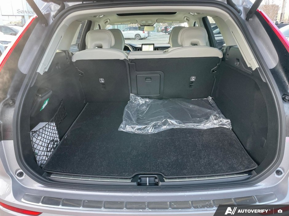 2026 Volvo XC60 Ultra Dark Theme-8