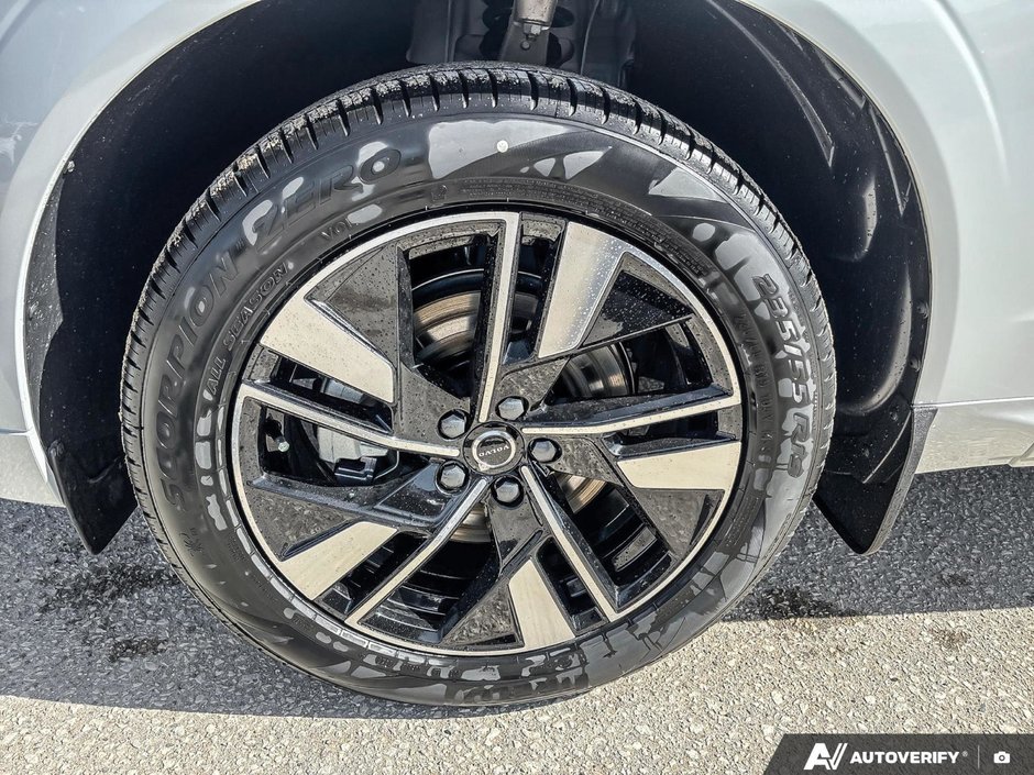 2026 Volvo XC60 Plus Dark Theme-8