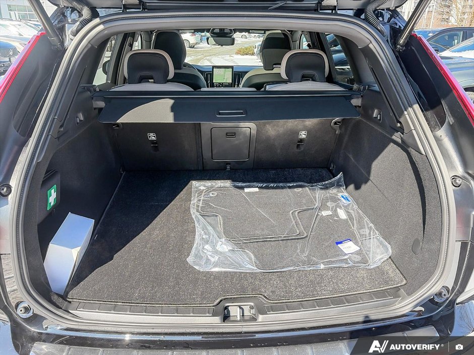 2026 Volvo XC60 Core Dark Theme-8