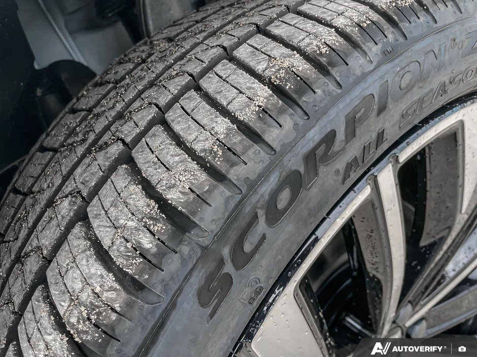 2026 Volvo XC60 Ultra Dark Theme-9