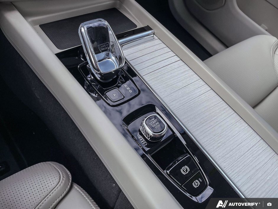 2026 Volvo XC60 Ultra Dark Theme-17