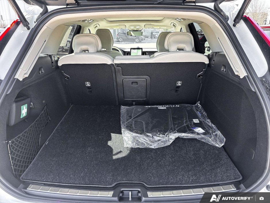 2026 Volvo XC60 Ultra Dark Theme-8