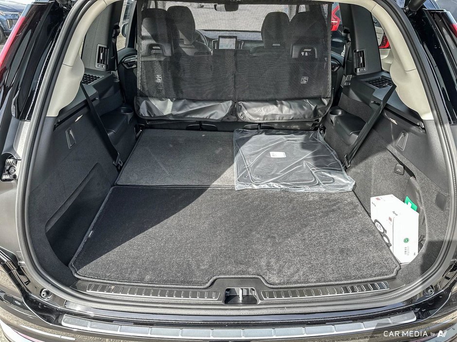 2025 Volvo XC90 Plug-In Hybrid Plus Bright Theme-8