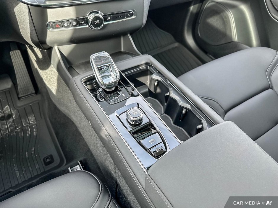 2025 Volvo XC90 Plug-In Hybrid Plus Bright Theme-18