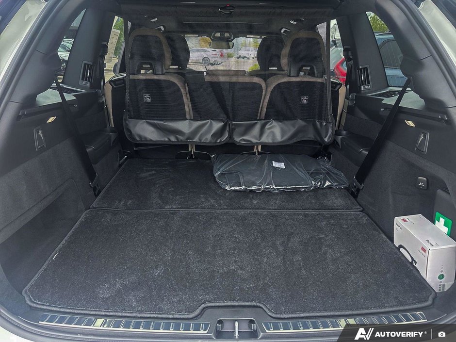 2026 Volvo XC90 Plug-In Hybrid Plus Dark Theme-8