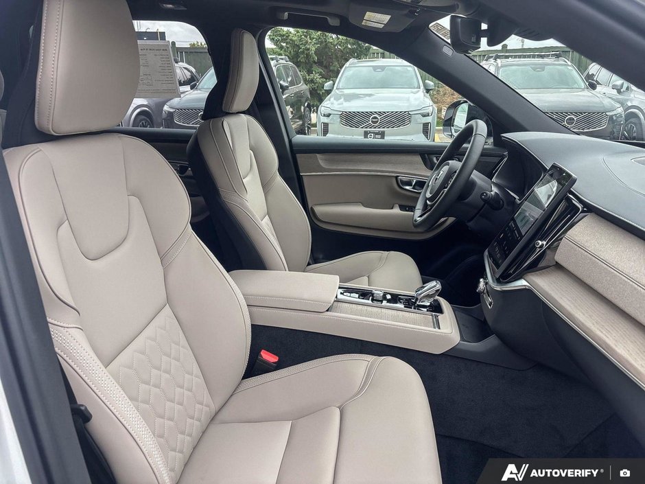 2026 Volvo XC90 Plug-In Hybrid Plus Dark Theme-22