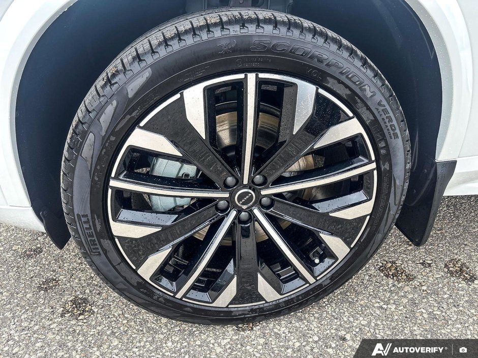 2026 Volvo XC90 Plug-In Hybrid Plus Dark Theme-9