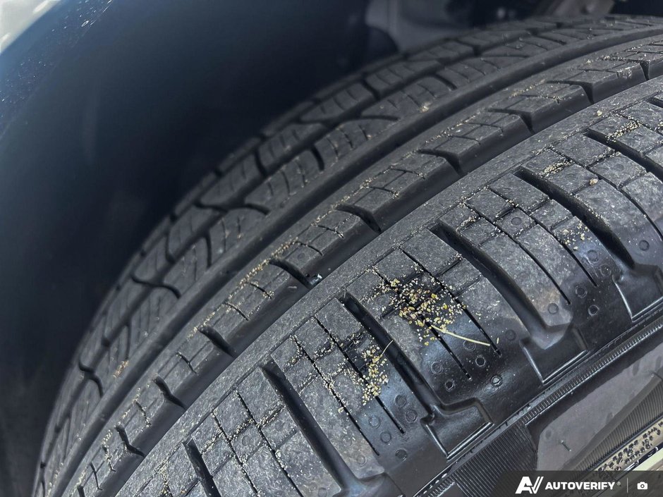 2026 Volvo XC90 Plug-In Hybrid Plus Dark Theme-10