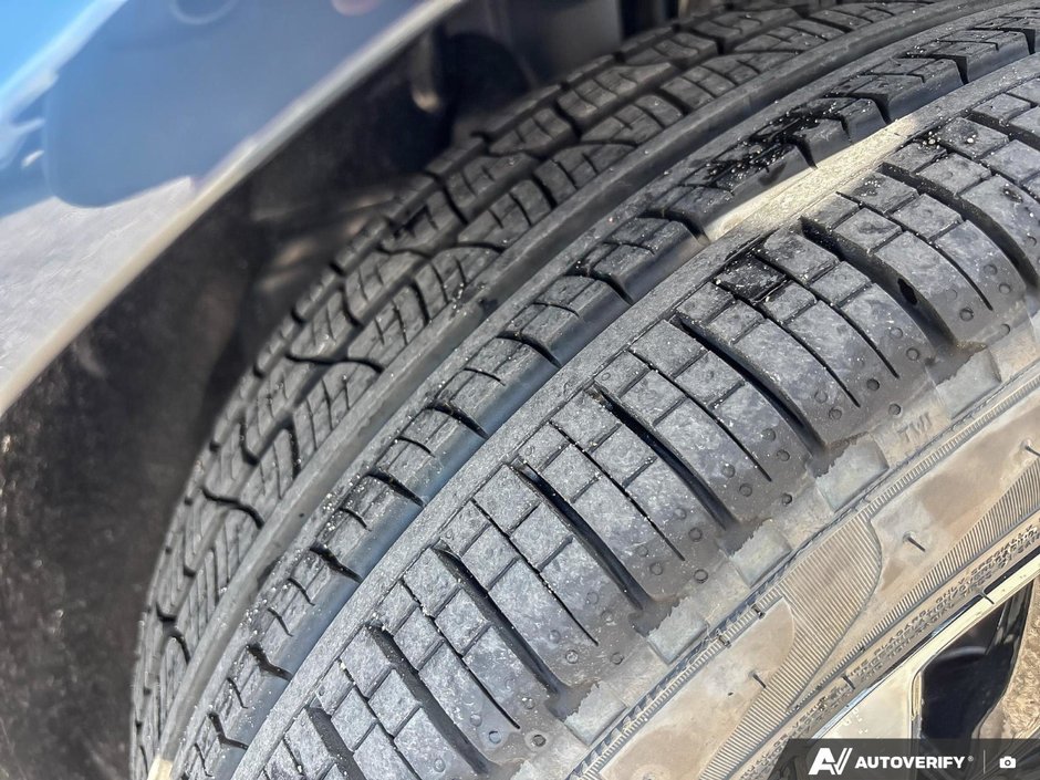 2026 Volvo XC90 Plug-In Hybrid Ultra Dark Theme-9