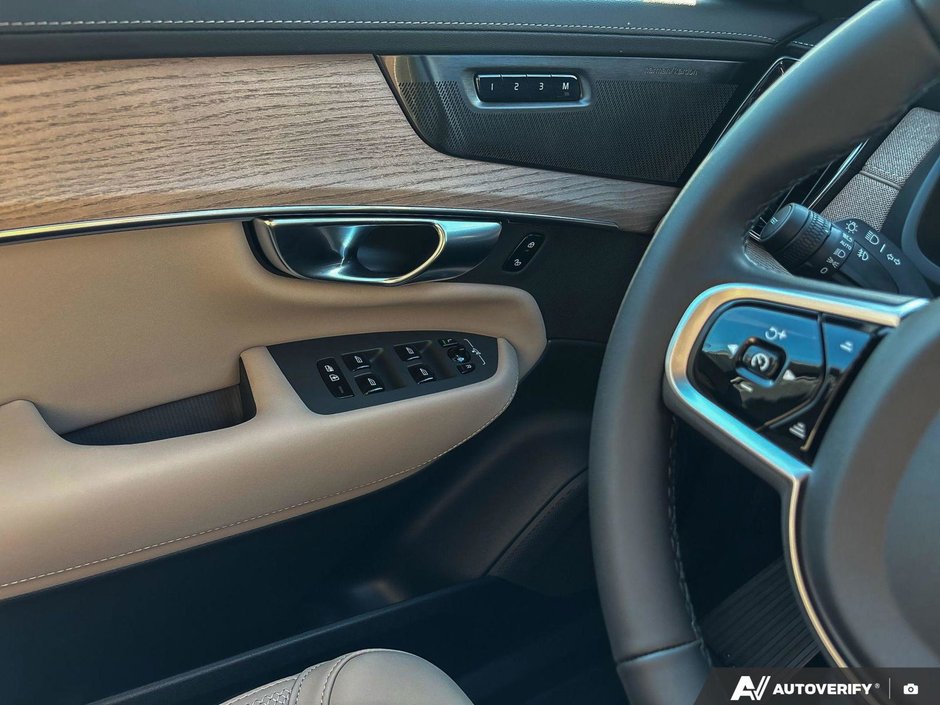 2026 Volvo XC90 Plug-In Hybrid Plus Dark Theme-17