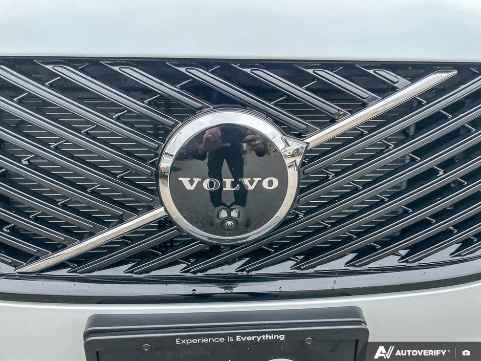 2026 Volvo XC90 Plug-In Hybrid Plus Dark Theme-6