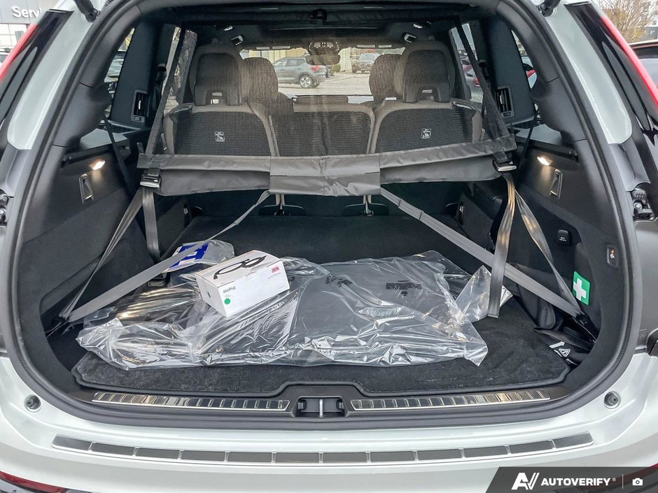 2026 Volvo XC90 Plug-In Hybrid Plus Dark Theme-8