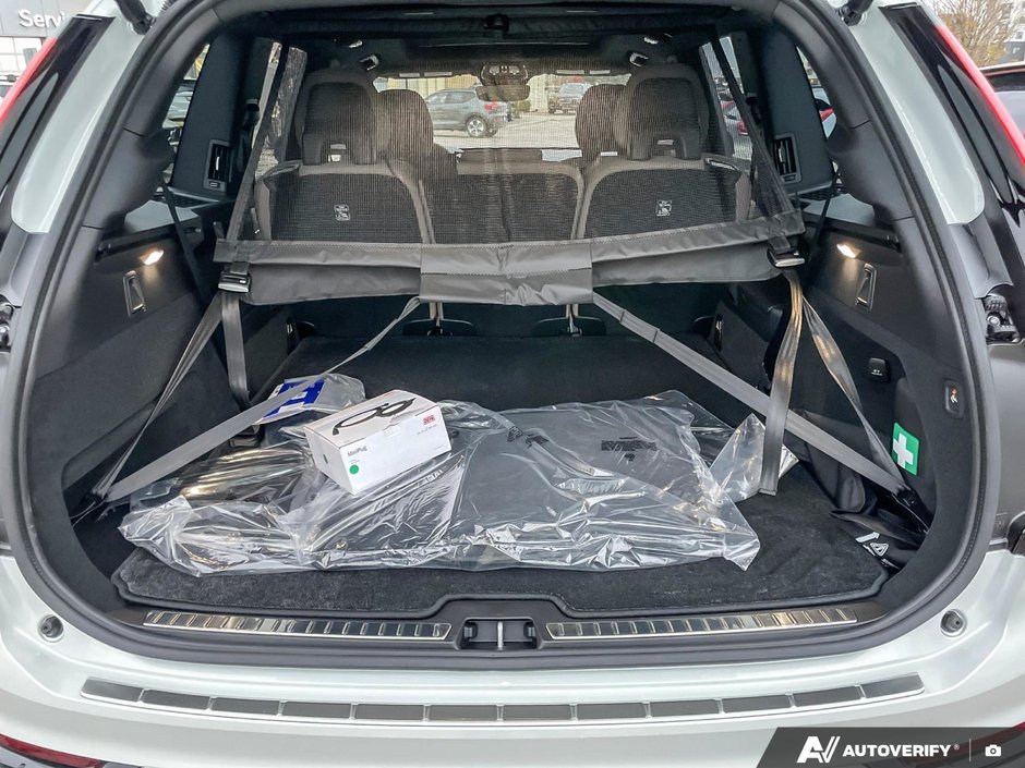 2026 Volvo XC90 Plug-In Hybrid Plus Dark Theme-8