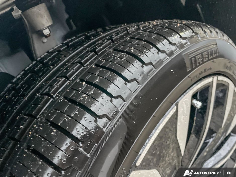 2026 Volvo XC90 Plug-In Hybrid Plus Dark Theme-9