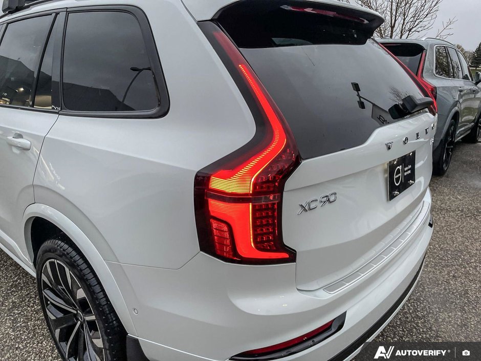 2026 Volvo XC90 Plug-In Hybrid Plus Dark Theme-12