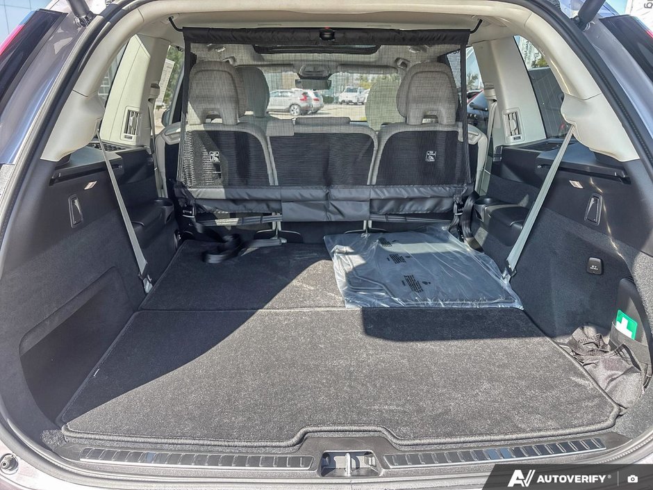 2026 Volvo XC90 Plug-In Hybrid Ultra Dark Theme-8