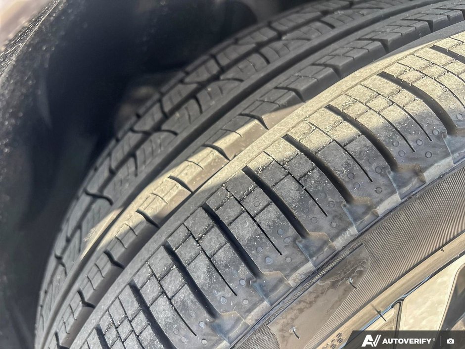 2026 Volvo XC90 Plug-In Hybrid Ultra Dark Theme-10