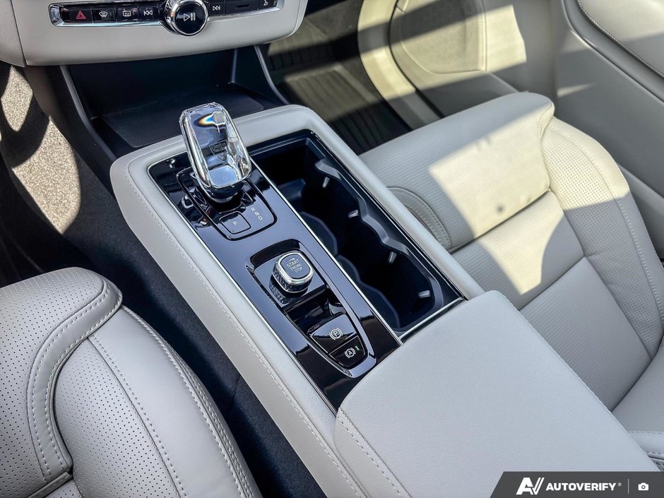 2026 Volvo XC90 Plug-In Hybrid Ultra Dark Theme-18