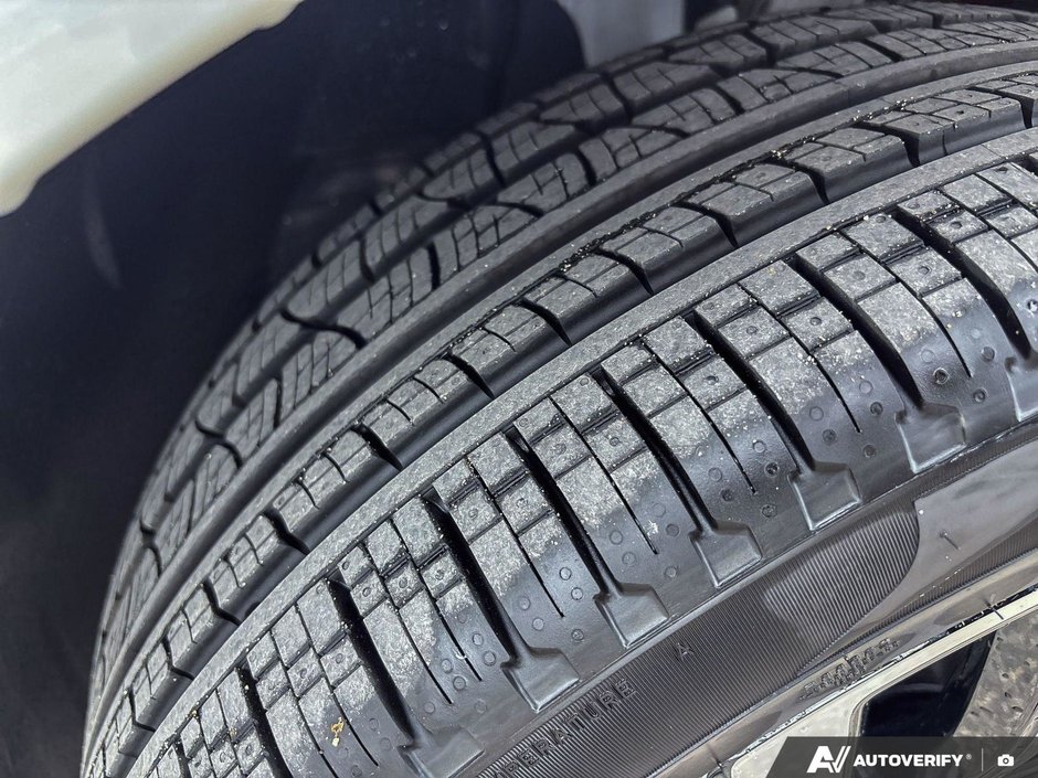 2026 Volvo XC90 Plug-In Hybrid Plus Dark Theme-10