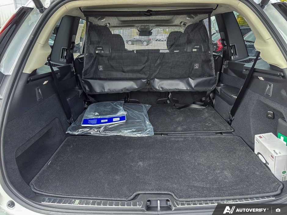 2026 Volvo XC90 Plug-In Hybrid Plus Dark Theme-8