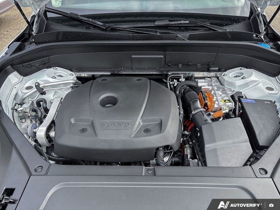 2026 Volvo XC90 Plug-In Hybrid Plus Dark Theme-7