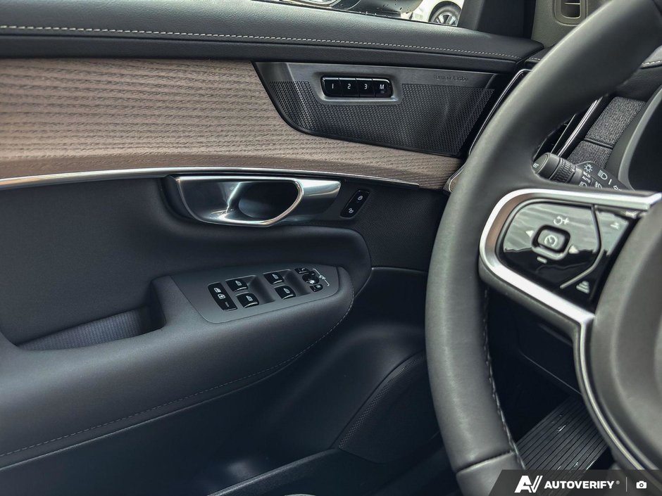 2026 Volvo XC90 Plug-In Hybrid Plus Dark Theme-17