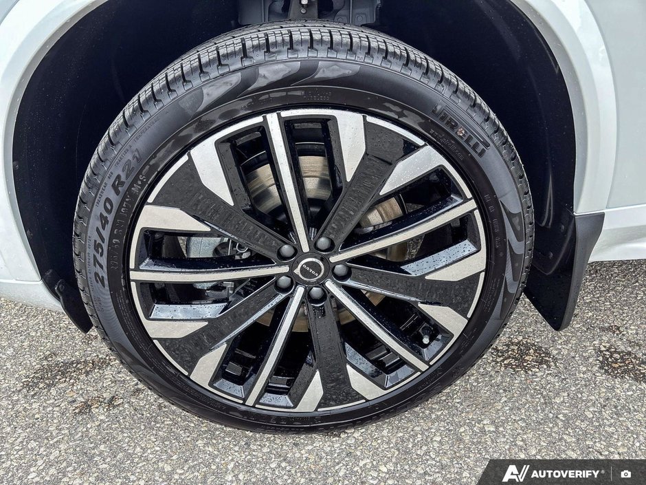 2026 Volvo XC90 Plug-In Hybrid Plus Dark Theme-9