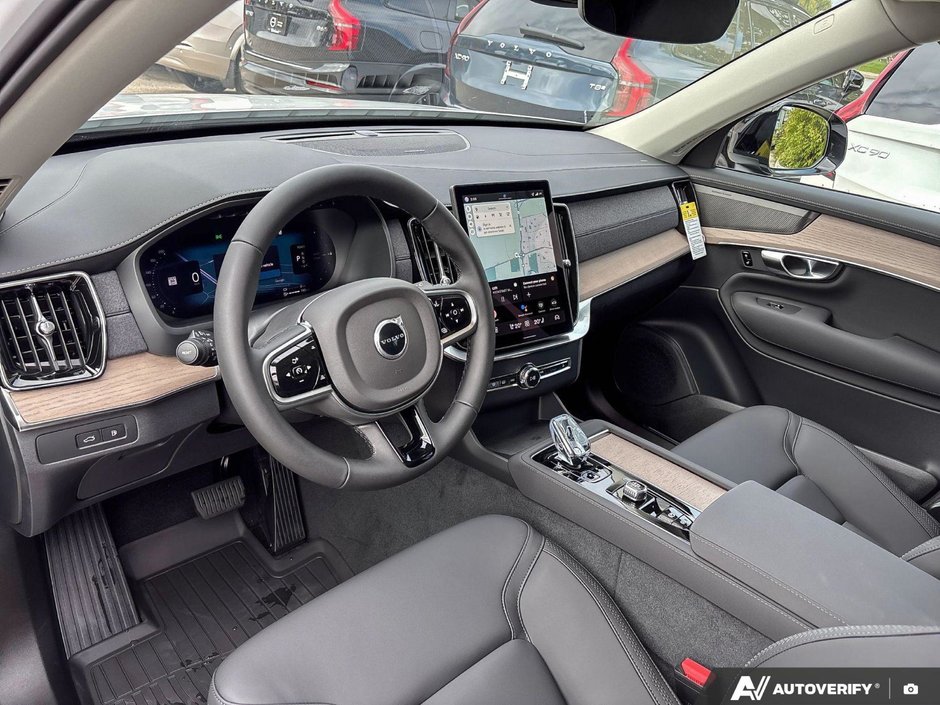 2026 Volvo XC90 Plug-In Hybrid Plus Dark Theme-13