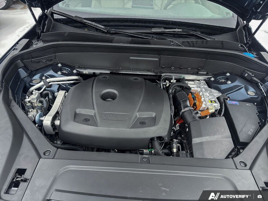 2026 Volvo XC90 Plug-In Hybrid Plus Dark Theme-6