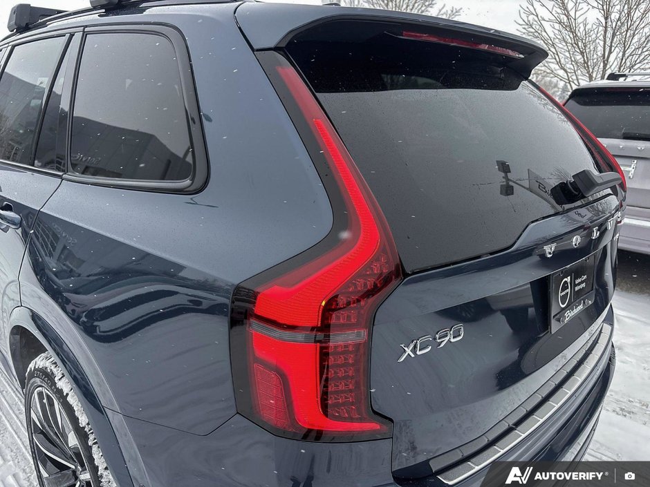 2026 Volvo XC90 Plug-In Hybrid Plus Dark Theme-11