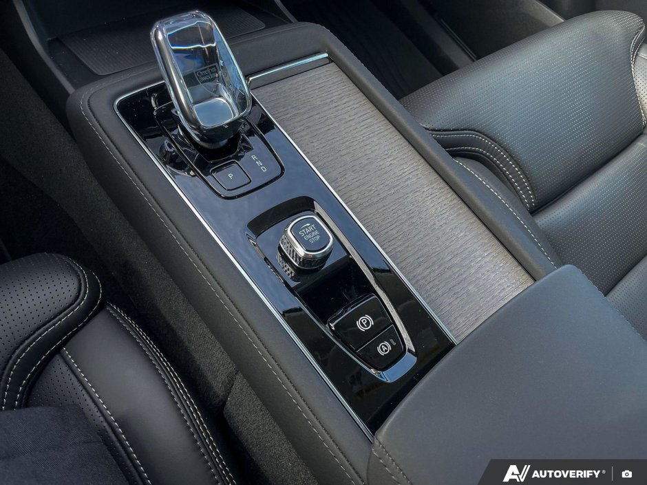 2026 Volvo XC90 Plug-In Hybrid Ultra Dark Theme-17