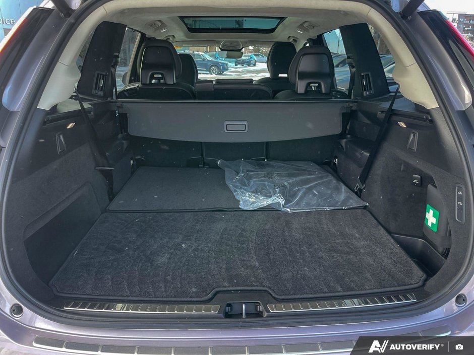 2026 Volvo XC90 Plug-In Hybrid Ultra Dark Theme-7