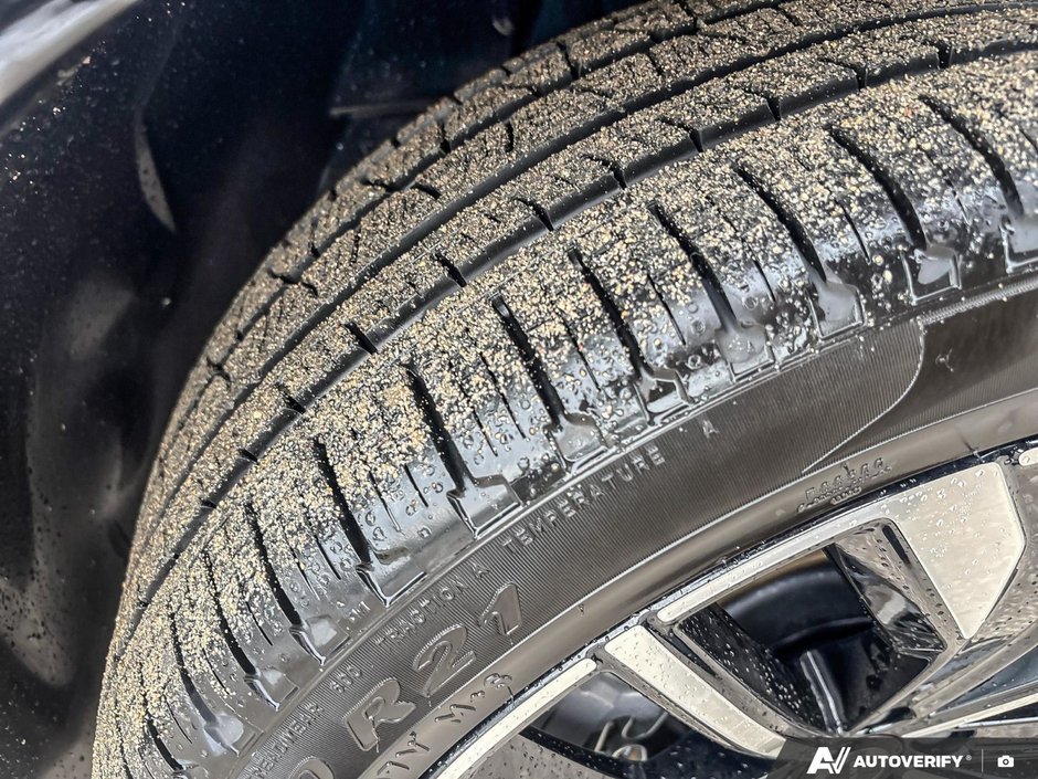 2026 Volvo XC90 Plug-In Hybrid Ultra Dark Theme-9