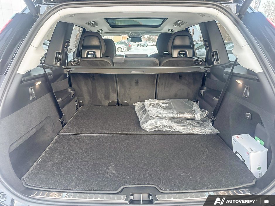 2026 Volvo XC90 Plug-In Hybrid Plus Dark Theme-7