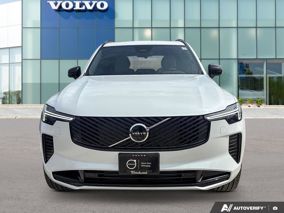 2026 Volvo XC90 Plug-In Hybrid Plus Dark Theme-5
