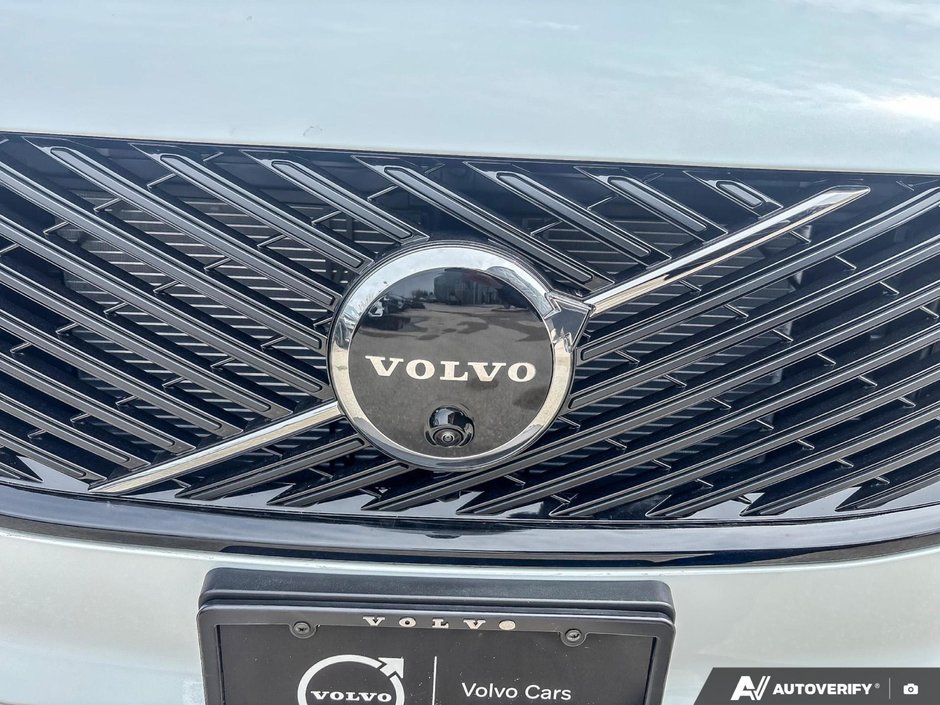 2026 Volvo XC90 Plug-In Hybrid Plus Dark Theme-5