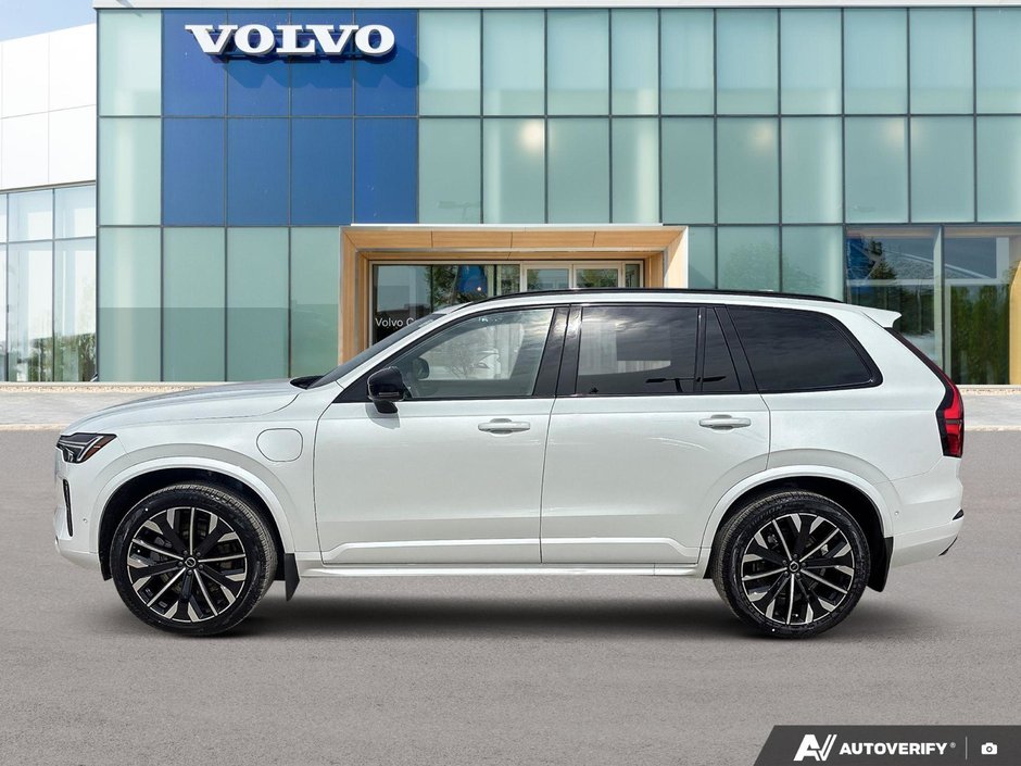 2026 Volvo XC90 Plug-In Hybrid Plus Dark Theme-2