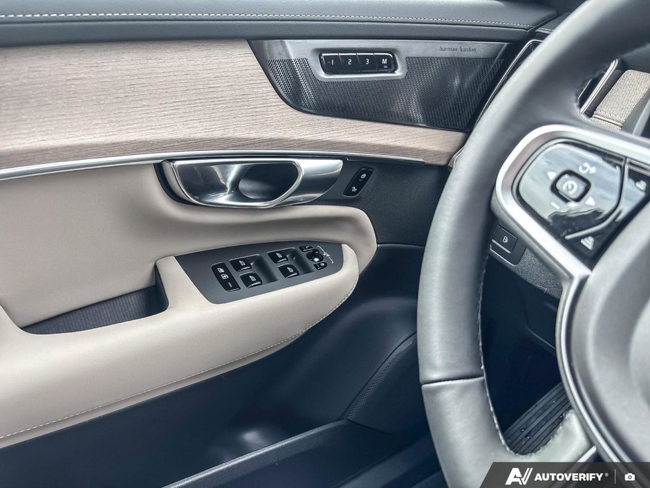 2026 Volvo XC90 Plug-In Hybrid Plus Dark Theme-16