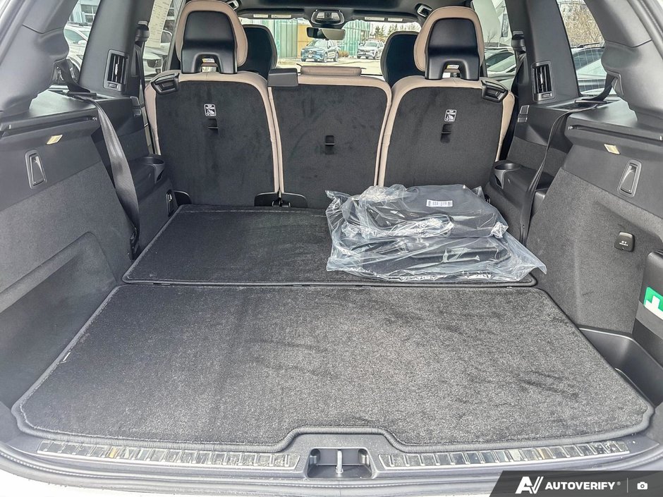 2026 Volvo XC90 Plug-In Hybrid Plus Dark Theme-8