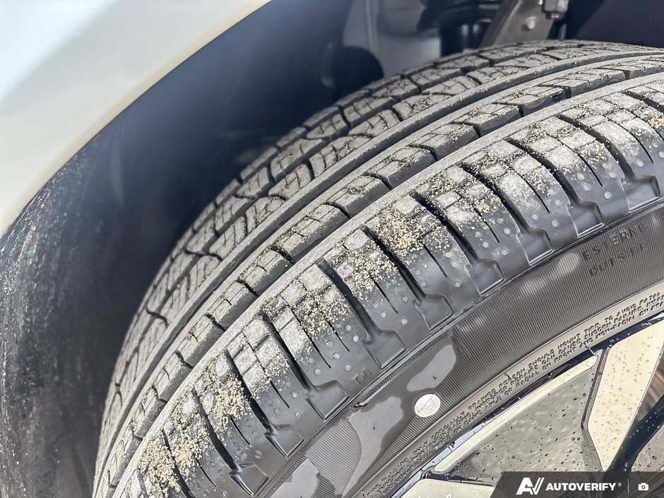 2026 Volvo XC90 Plug-In Hybrid Plus Dark Theme-9